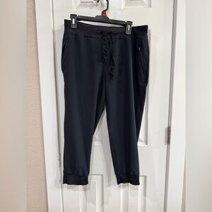 Women’s Black Jogger capris